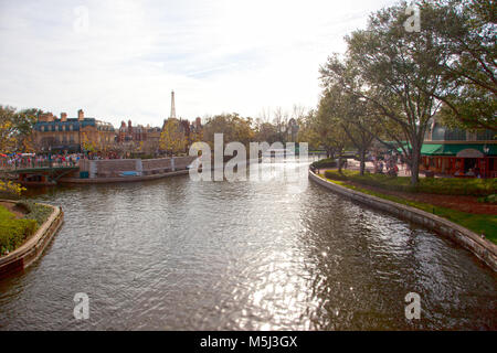 Orlando, Florida - Februar 5, 2018: über den See an der World Showcase Epcot, mit Frankreich und den Eiffelturm. Stockfoto