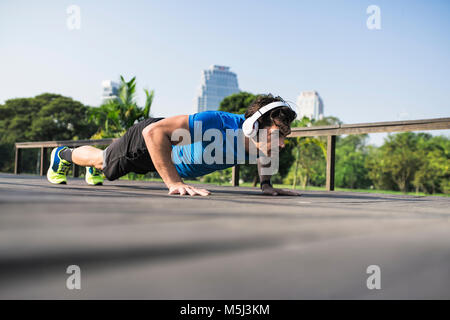 Athleten trainieren Push-ups in der Stadt Stockfoto