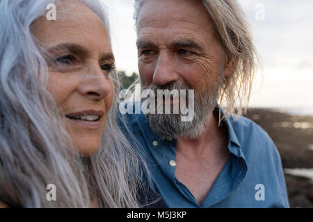 Porträt einer stattlichen senior Paar am Meer Stockfoto