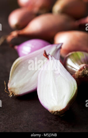 Schalotte in Scheiben geschnitten Stockfoto