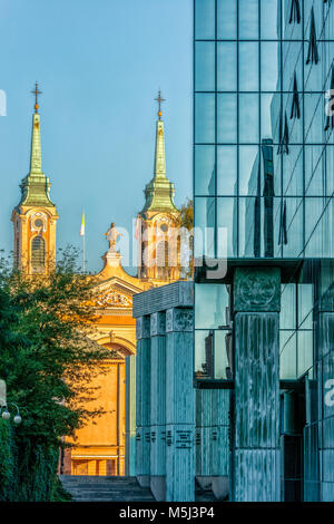 Polen, Warschau, Blick auf die alte Kirche mit modernen Fassade des Obersten Gerichtshof von Polen im Vordergrund. Stockfoto