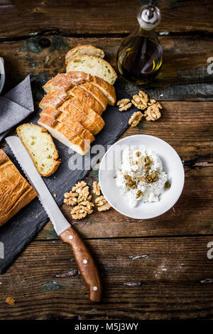 Bruschetta und verschiedenen Zutaten, Brot, Käse, Ricotta, Walnüsse und Olivenöl Stockfoto