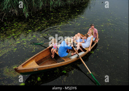 Familie im Ruderboot am See Stockfoto