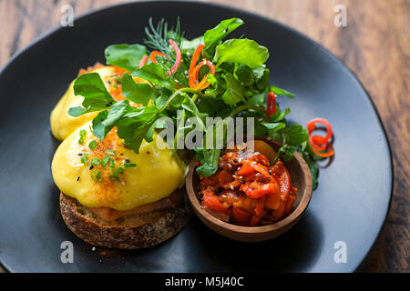 Brot mit Käse überbacken mit Salat und Gemüse auf dem Teller Stockfoto