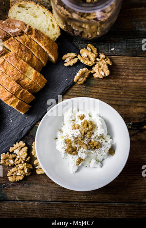 Bruschetta und verschiedenen Zutaten, Brot, Käse, Ricotta, Walnüsse Stockfoto