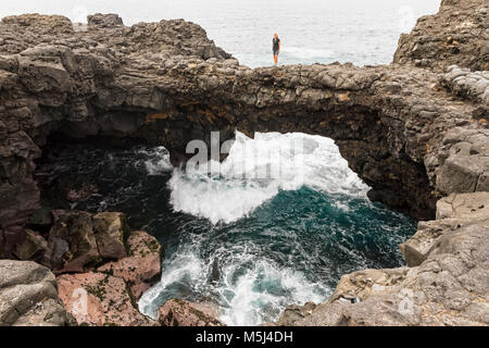 Mauritius, South Coast, Pont Naturel, weibliche Touristen auf steinerne Brücke Stockfoto