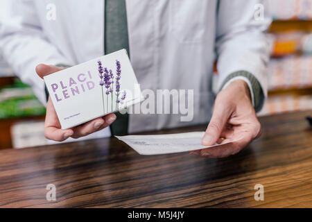 Apotheker Holding tablet Paket und Rezept in Apotheke Stockfoto