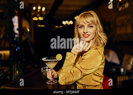 Porträt der elegante Frau mit Cocktail in einer Bar Stockfoto