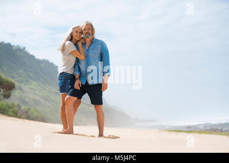 Herzlichen senior Paar stehend auf den Strand Stockfoto