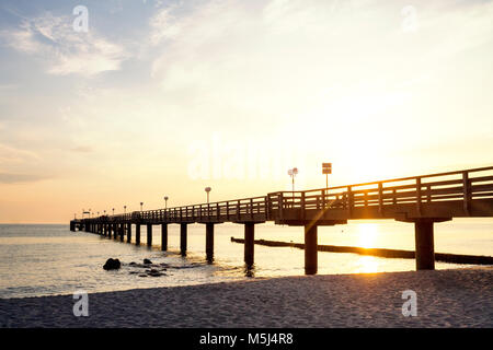 Deutschland, Mecklenburg-Vorpommern, Ostsee Seebad Kühlungsborn, Meer Brücke am Morgen Stockfoto