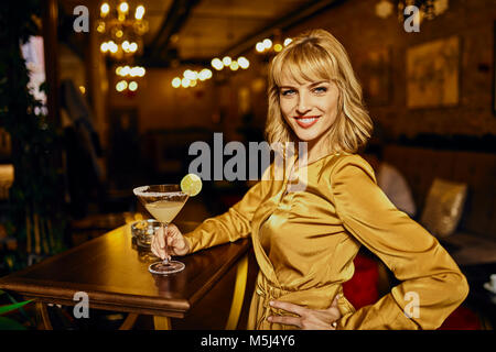 Porträt der elegante Frau mit Cocktail in einer Bar Stockfoto