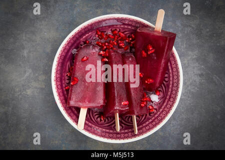 Granatapfel Eis, Eis am Stiel Stockfoto