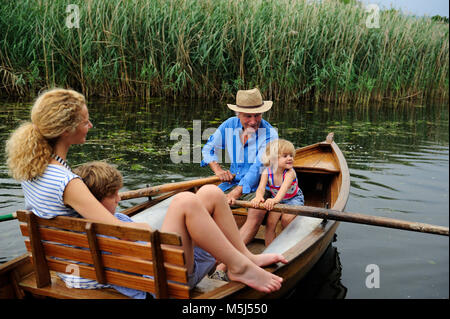 Familie im Ruderboot am See Stockfoto