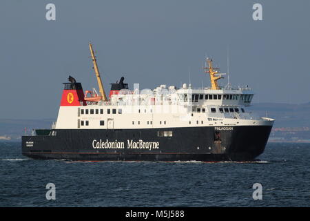 MV Finlaggan, eine Auto- und Passagierfähre betrieben von Caledonian MacBrayne, nähern Troon Hafen an der Küste von Ayrshire. Stockfoto