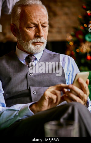 Elegante älterer Mann mit Handy Stockfoto