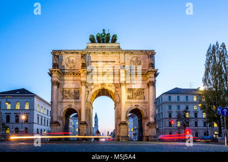 Deutschland, Bayern, München, Nordfassade des Sieges Tor, um Ludwigstraße√üe, blaue Stunde Stockfoto