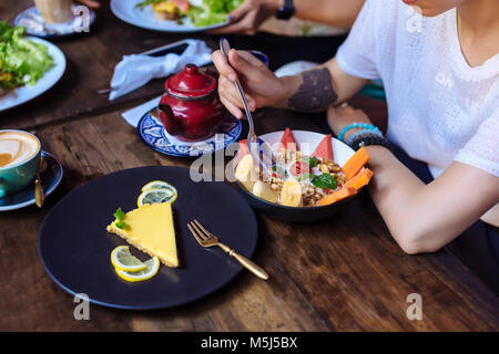 Frau mit einer gesunden Mahlzeit in einem Cafe Stockfoto