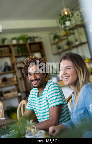Lächelndes Paar am Tisch sitzen im gemütlichen Cafe Stockfoto