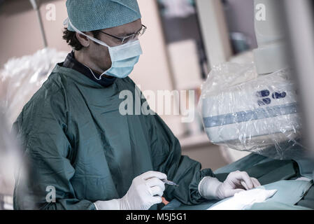 Neuroradiologist in Scrubs holding Skalpell Stockfoto