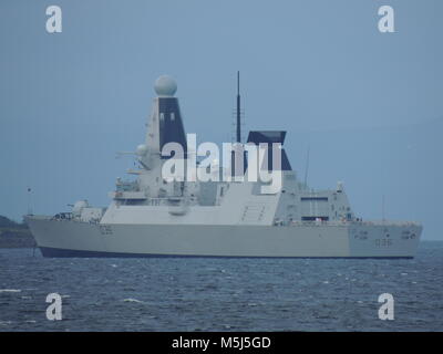 HMS Defender (D36), eine gewagte-Klasse (oder Typ 45) destroyer von der Royal Navy betrieben, aus Largs auf den Firth of Clyde. Stockfoto