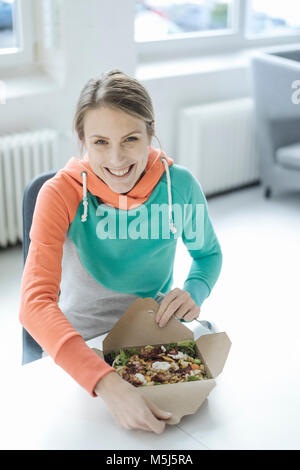 Portrait von Lachende junge Frau zu Mittag im Büro Stockfoto