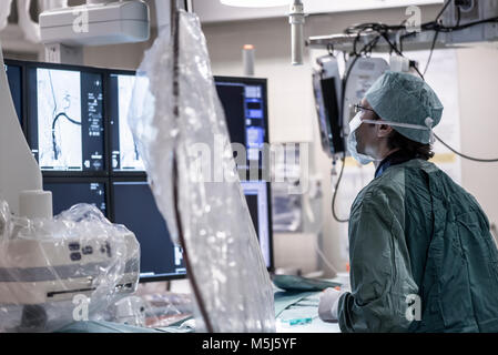 Neuroradiologist in Scrubs während des Betriebs Stockfoto