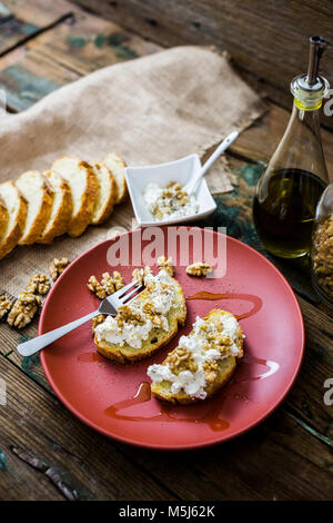 Bruschetta und verschiedenen Zutaten, ricotta Käse, Nüsse, Olivenöl, Brot Stockfoto