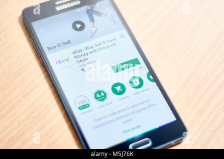BUENOS AIRES, ARGENTINIEN - 22. FEBRUAR 2018: Mobiltelefon auf Tabelle mit den Download-Bereich für die eBay mobile App auf der Google Play Store. Stockfoto
