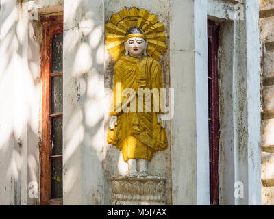 Stehender Buddha Bild auf alten Wohnhaus in Yangon, Myanmar. Stockfoto