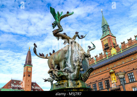 Kopenhagen, Seeland Region/DÄNEMARK - 2017/07/26: Panoramablick auf die Innenstadt mit Rathaus und Drachen Brunnen am Rathausplatz Stockfoto