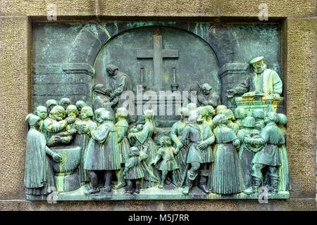 Kopenhagen, Seeland Region/DÄNEMARK - 2017/07/26: Relief an der Reformation Gedenkstätte auf Bispetrov Square im Stadtzentrum Stockfoto