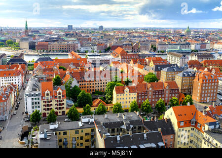 Kopenhagen, Seeland Region/DÄNEMARK - 2017/07/26: Stadtzentrum - Panoramaaussicht Luftaufnahme des Zentrum von Kopenhagen und Stadtrand im Hintergrund Stockfoto