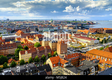 Kopenhagen, Seeland Region/DÄNEMARK - 2017/07/26: Stadtzentrum - Panoramaaussicht Luftaufnahme des Zentrum von Kopenhagen und Stadtrand im Hintergrund Stockfoto