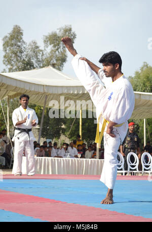 Hyderabad, Pakistan. 23 Feb, 2018. Männer zeigen Gymnastik während der Nationalen Karate Meisterschaft durch den Bezirk Polizei von Hyderabad an der Polizei Hauptquartier Credit organisiert: Janali Laghari/Pacific Press/Alamy leben Nachrichten Stockfoto