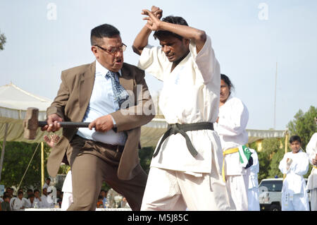 Hyderabad, Pakistan. 23 Feb, 2018. Kursleiter heißen Hammer auf eine kaufen Magen während der Demonstration der Nationalen Karate Meisterschaft an Polizei Hauptquartier Credit: Janali Laghari/Pacific Press/Alamy leben Nachrichten Stockfoto