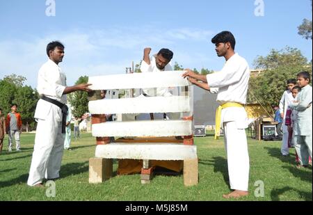 Hyderabad, Pakistan. 23 Feb, 2018. Ein Mann brechen Eis Steine während der nationalen Karate Meisterschaft durch den Bezirk Polizei Hauptquartier Credit organisiert: Janali Laghari/Pacific Press/Alamy leben Nachrichten Stockfoto