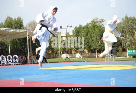 Hyderabad, Pakistan. 23 Feb, 2018. Mädchen zeigen Tashitageys von Kyokushin Karate während der nationalen Meisterschaft durch den Bezirk Polizei von Hyderabad an der Polizei Hauptquartier Credit organisiert: Janali Laghari/Pacific Press/Alamy leben Nachrichten Stockfoto