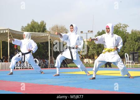 Hyderabad, Pakistan. 23 Feb, 2018. Mädchen zeigen Tashitageys von Kyokushin Karate während der nationalen Meisterschaft durch den Bezirk Polizei von Hyderabad an der Polizei Hauptquartier Credit organisiert: Janali Laghari/Pacific Press/Alamy leben Nachrichten Stockfoto