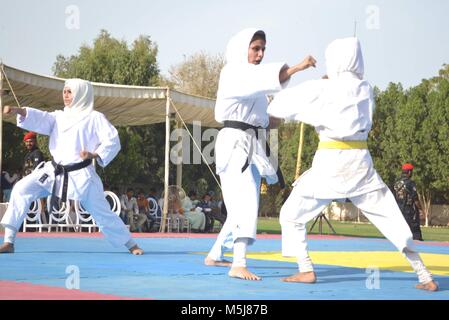 Hyderabad, Pakistan. 23 Feb, 2018. Mädchen zeigen Tashitageys von Kyokushin Karate während der nationalen Meisterschaft durch den Bezirk Polizei von Hyderabad an der Polizei Hauptquartier Credit organisiert: Janali Laghari/Pacific Press/Alamy leben Nachrichten Stockfoto