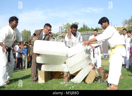 Hyderabad, Pakistan. 23 Feb, 2018. Ein Mann brechen Eis Steine während der nationalen Karate Meisterschaft durch den Bezirk Polizei Hauptquartier Credit organisiert: Janali Laghari/Pacific Press/Alamy leben Nachrichten Stockfoto