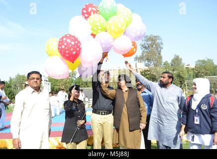 Hyderabad, Pakistan. 23 Feb, 2018. SSP Hyderabad, und andere sind Einschmeichelnd der Nationalen Karate Meisterschaft an Polizei Hauptquartier Credit: Janali Laghari/Pacific Press/Alamy leben Nachrichten Stockfoto