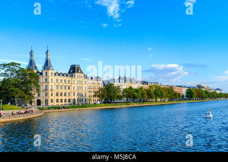 Kopenhagen, Seeland Region/DÄNEMARK - 2017/07/26: Der Soerne Lakes District in Central City - Häuser und Wohnungen am See entlang der Wasserlinie Stockfoto