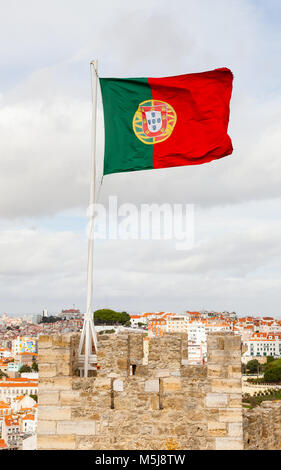 Die Portugiesische Flagge wird dargestellt, über Sao Jorge in Lissabon, Portugal fliegen. Stockfoto