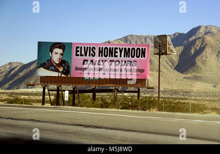 Reklametafeln Förderung Elvis honeymoon Haus außerhalb von Palm Springs, CA Stockfoto