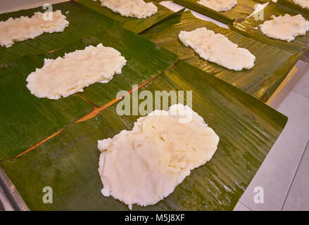 Tamale Vorbereitung mexikanische Rezept mit Bananenblättern und Maismehl Stockfoto