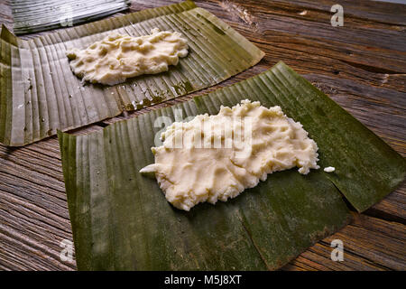 Tamale Vorbereitung mexikanische Rezept mit Bananenblättern und Maismehl Stockfoto