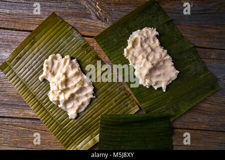 Tamale Vorbereitung mexikanische Rezept mit Bananenblättern und Maismehl Stockfoto