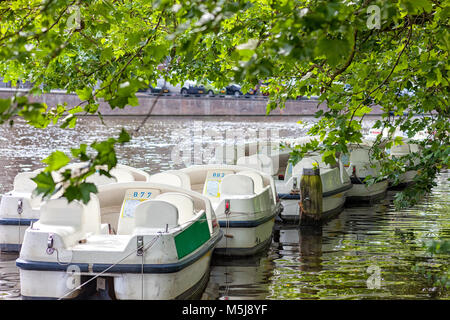 Tretboote zu mieten in einem der Kanäle von Amsterdam, Die Niederlande Stockfoto