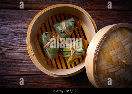Zongzi Glutenhaltigen klebriger Reis Knödel Rezept Wrap mit bambusblätter asiatische Lebensmittel Stockfoto