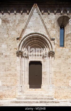 Kleine seitliche Portal, Collegiata oder Pieve di Osenna, San Quirico d'Orcia, Toskana, Italien, Europa Stockfoto